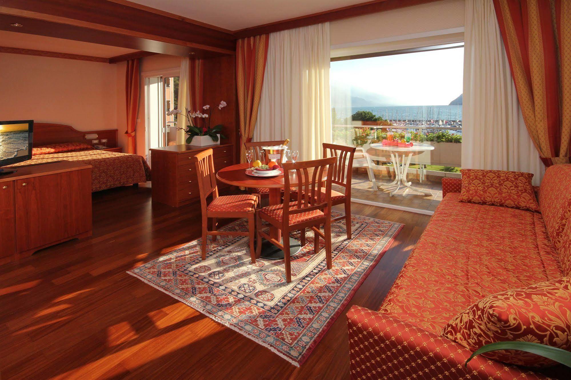Hotel Riviera Рива-дель-Гарда Экстерьер фото